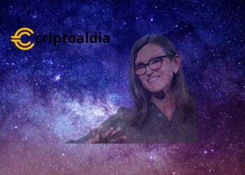 «Desafiando la Tormenta: Cathie Wood Aumenta Inversiones en Coinbase ante Polémica con la SEC»